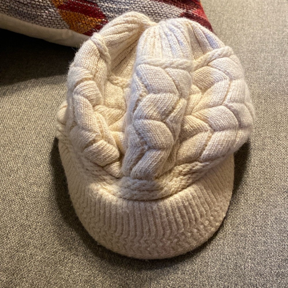 Ivory knit winter hat, woman’s small or children’s large.